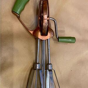 Vintage ECKO Copper/Stainless Egg Beater with Bakelite Handle RARE Avocado Green